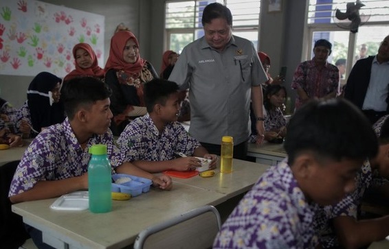 Airlangga soal Makan Gratis Prabowo Jadi Rp7.500, Setiap Daerah Beda