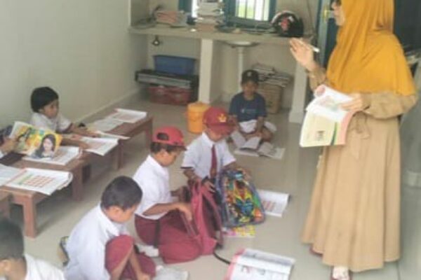 Ruang Kelas Terbakar, SDN 45 Polman Belajar Tanpa Meja – Kursi