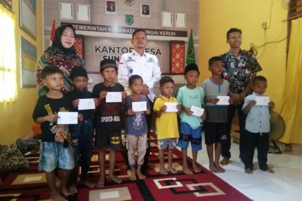 Sudirman Kepala Desa Sungai Dua, Memberikan tunjanganya Kepada Warga Kurang Mampu Yang Belum Tersentuh PKH